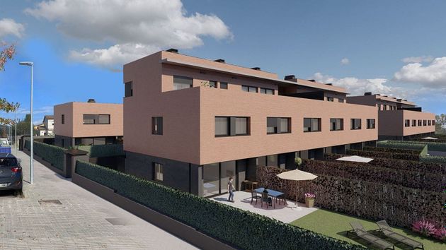Foto 1 de Venta de casa nueva en calle Mestre Ramón Capell de 4 habitaciones con piscina y jardín