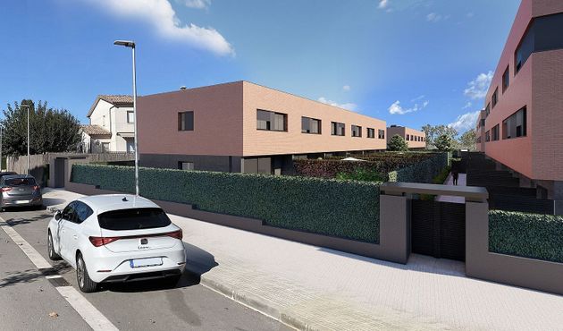 Foto 1 de Venta de casa nueva en calle Mestre Ramón Capell de 4 habitaciones con piscina y jardín