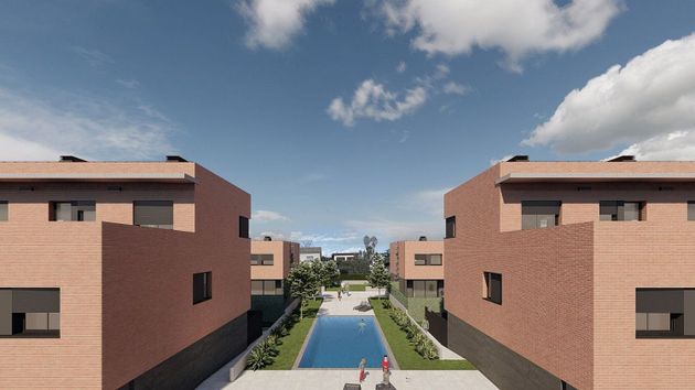 Foto 1 de Casa nova en venda a calle Mestre Ramón Capell de 4 habitacions amb piscina i jardí