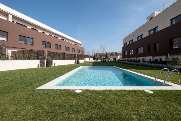 Foto 1 de Venta de piso nuevo en calle Mestre Ramón Capell de 3 habitaciones con piscina y jardín