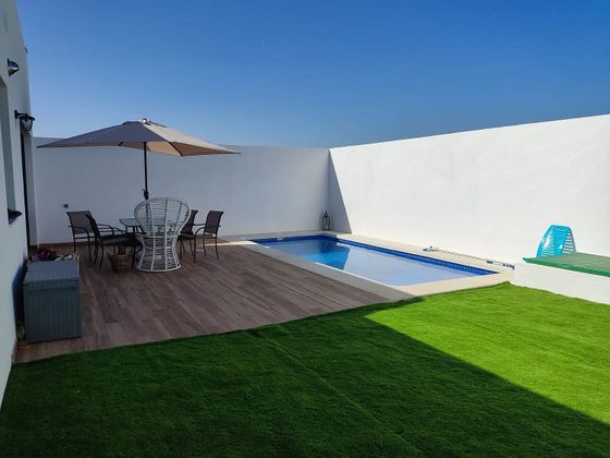 Foto 2 de Casa nova en venda a calle Georgia y República Checa de 4 habitacions amb piscina i jardí