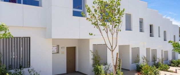 Foto 2 de Casa nova en venda a calle Cádiz Km de 3 habitacions amb piscina i jardí