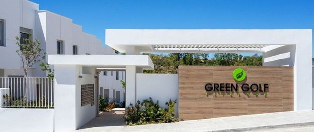 Foto 2 de Casa nova en venda a calle Cádiz Km de 3 habitacions amb piscina i jardí