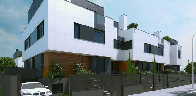 Foto 2 de Casa nueva en venta en calle Jose Fentanes de 5 habitaciones con piscina y jardín