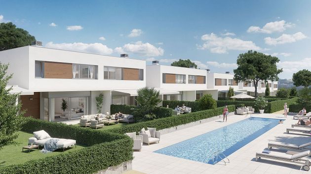 Foto 1 de Casa nova en venda a calle Ainsa de 4 habitacions amb piscina i jardí