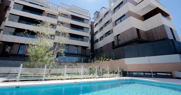 Foto 1 de Pis nou en venda a calle Cantalejo de 5 habitacions amb piscina i jardí