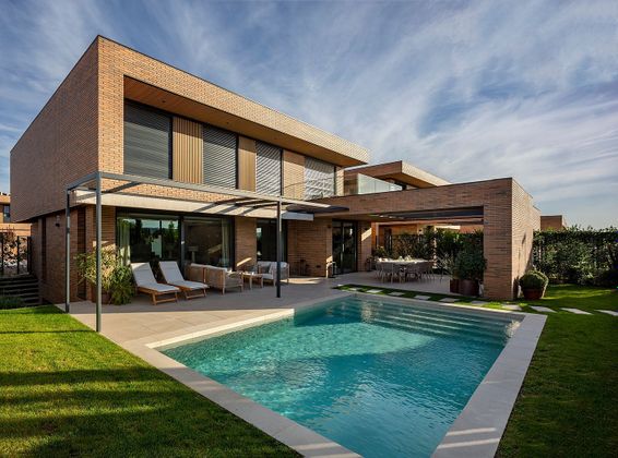 Foto 1 de Casa nova en venda a calle Lazarejo de 5 habitacions amb piscina i jardí