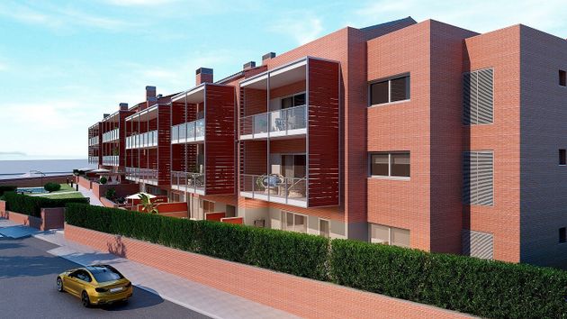 Foto 2 de Piso nuevo en venta en calle Verge de Nuria de 4 habitaciones con piscina y jardín