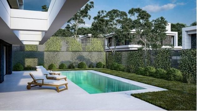 Foto 1 de Casa nueva en venta en calle Cruz del Sur de 4 habitaciones con piscina y jardín