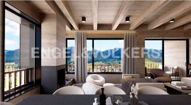 Foto 1 de Casa nova en venda a calle De Beret de 5 habitacions amb piscina