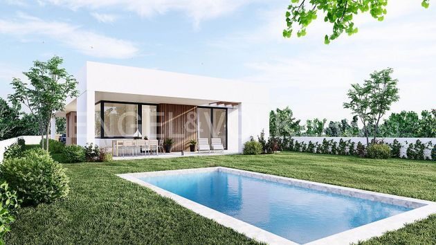 Foto 1 de Casa nova en venda a calle Monestir de Poblet de 4 habitacions amb piscina i jardí