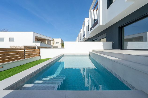 Foto 1 de Casa nova en venda a Ardiaca - La Llosa de 4 habitacions amb piscina i jardí