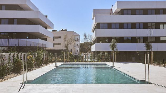 Foto 1 de Pis nou en venda a calle Ramón de Dálmases de 2 habitacions amb piscina i jardí