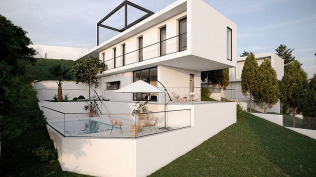 Foto 1 de Casa nova en venda a calle Josep Vallés de 4 habitacions amb piscina i jardí