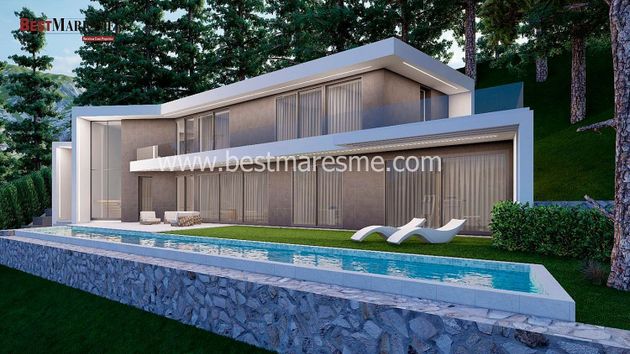 Foto 1 de Casa nova en venda a calle Mestral de 4 habitacions amb piscina i jardí
