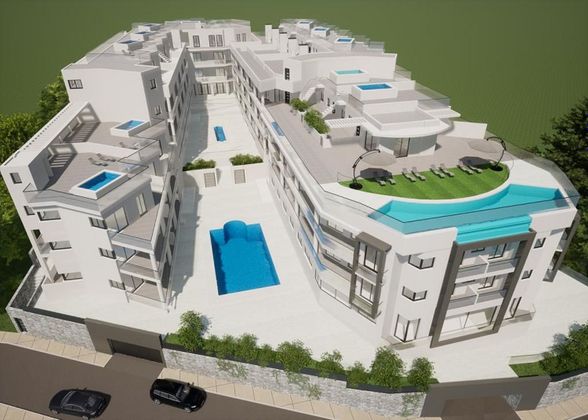 Foto 2 de Pis nou en venda a calle Miró de 3 habitacions amb piscina i jardí