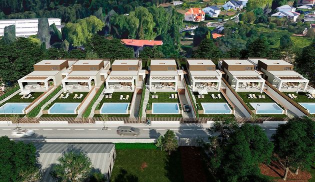 Foto 2 de Casa nova en venda a calle Miguel Hernández de 4 habitacions amb piscina i jardí