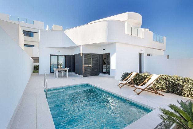 Foto 1 de Casa nova en venda a calle Denia de 3 habitacions amb piscina i jardí