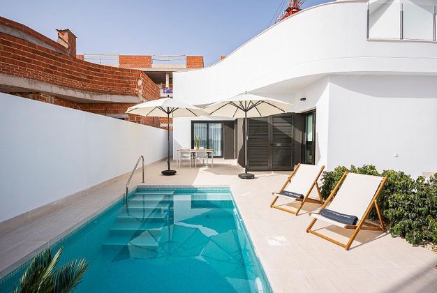 Foto 2 de Casa nova en venda a calle Denia de 3 habitacions amb piscina i jardí