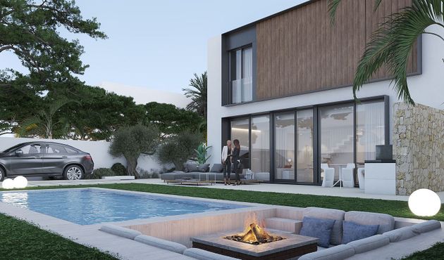 Foto 2 de Casa nova en venda a calle Mar Balear de 4 habitacions amb piscina i jardí