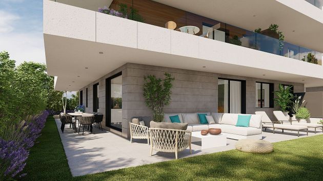 Foto 1 de Venta de piso nuevo en calle Pintor Diego Jiménez de 2 habitaciones con piscina y jardín