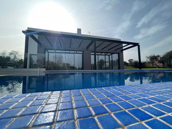 Foto 2 de Casa nova en venda a calle Ciervo de 5 habitacions amb piscina i jardí