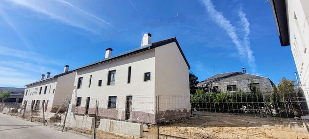 Foto 2 de Casa nova en venda a calle Madrid de 4 habitacions amb jardí i aire acondicionat