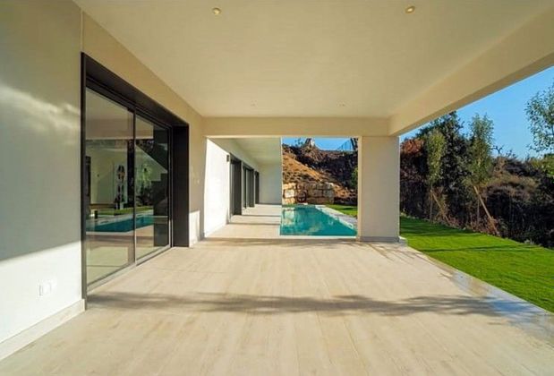 Foto 1 de Casa nueva en venta en calle Costa del Sol de 4 habitaciones con piscina y jardín