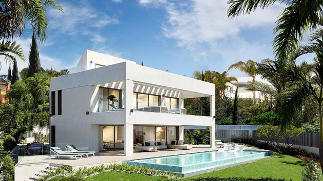 Foto 1 de Casa nueva en venta en urbanización Guadalmina Baja de 4 habitaciones con piscina y jardín
