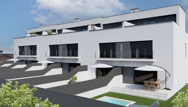 Foto 1 de Casa nova en venda a calle De la Podadora de 4 habitacions amb piscina i jardí
