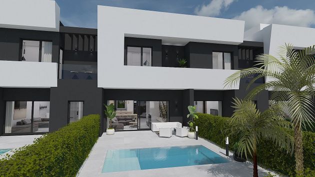 Foto 1 de Casa nova en venda a calle Tierno Galván de 4 habitacions amb piscina i jardí
