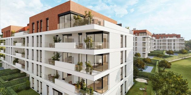 Foto 2 de Venta de piso nuevo en calle Sicilia de 4 habitaciones con piscina y jardín