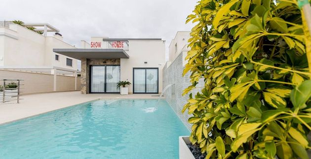 Foto 1 de Casa nova en venda a calle Julietta Orbaiceta de 3 habitacions amb piscina