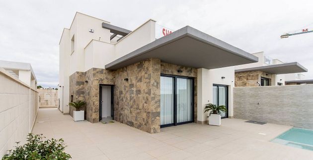 Foto 2 de Casa nova en venda a calle Julietta Orbaiceta de 3 habitacions amb piscina