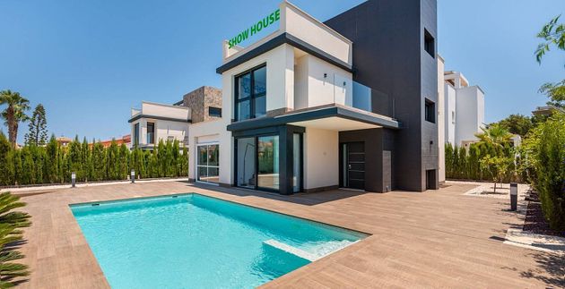 Foto 1 de Casa nova en venda a calle Julietta Orbaiceta de 4 habitacions amb piscina