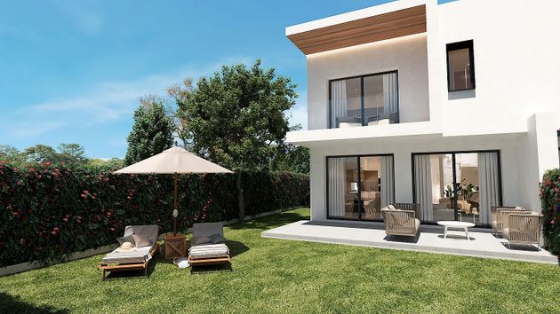 Foto 2 de Casa nova en venda a calle Ebro de 5 habitacions amb piscina i jardí