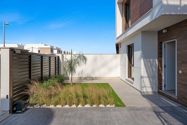 Foto 2 de Casa nova en venda a calle Jose Luis Lopez Perez de 5 habitacions amb jardí i aire acondicionat
