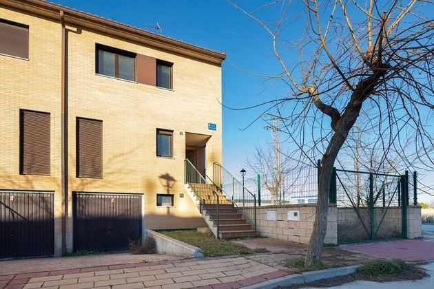 Foto 2 de Casa nova en venda a calle Tordesillas de 4 habitacions amb jardí
