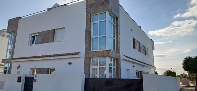 Foto 1 de Venta de casa nueva en calle Olivargas de 3 habitaciones con jardín y aire acondicionado