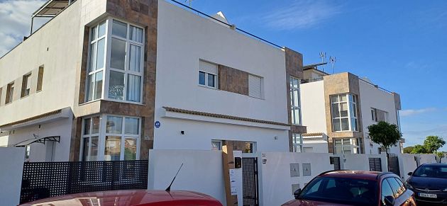 Foto 2 de Casa nova en venda a calle Olivargas de 3 habitacions amb jardí i aire acondicionat
