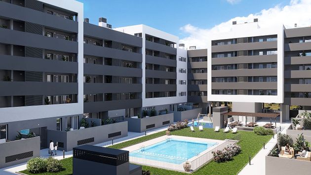 Foto 1 de Piso nuevo en venta en calle De Los Naranjos de 3 habitaciones con piscina y jardín