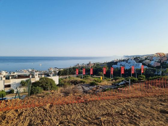 Foto 2 de Casa nova en venda a urbanización Camarate Golf de 3 habitacions amb piscina i jardí