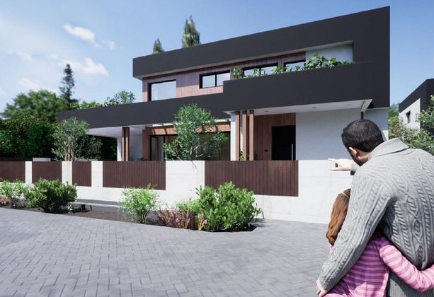 Foto 2 de Casa nueva en venta en calle Madrid de 4 habitaciones con piscina y jardín