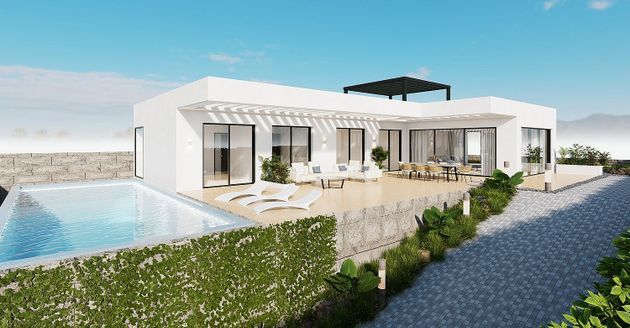 Foto 1 de Casa nova en venda a calle Cerro del Águila de 3 habitacions amb piscina i jardí