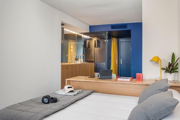 Foto 1 de Piso nuevo en alquiler en calle Alfonso X El Sabio de 1 habitación con muebles y aire acondicionado