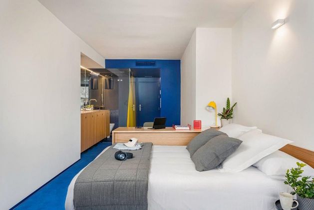 Foto 2 de Piso nuevo en alquiler en calle Alfonso X El Sabio de 1 habitación con muebles y aire acondicionado
