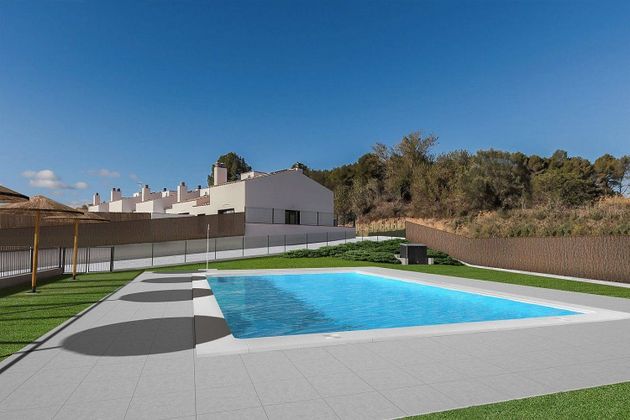 Foto 1 de Venta de casa nueva en calle Del Garraf de 3 habitaciones con piscina y jardín