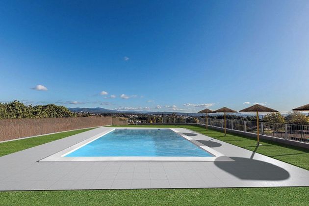 Foto 2 de Casa nova en venda a calle Del Garraf de 3 habitacions amb piscina i jardí