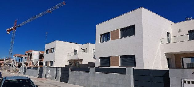 Foto 1 de Casa nova en venda a calle Cataluña de 4 habitacions amb jardí