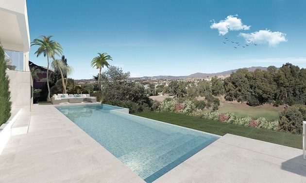 Foto 2 de Casa nova en venda a Mijas Golf de 3 habitacions amb piscina i jardí